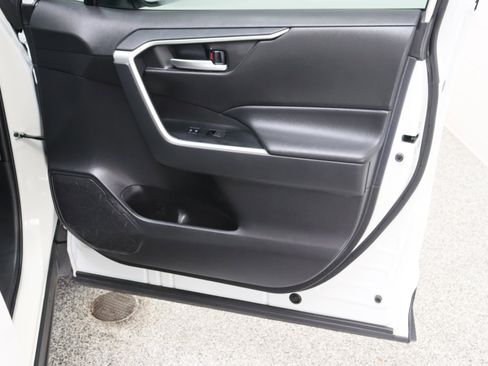 Used 2025 Toyota RAV4 XLE FWD image 34