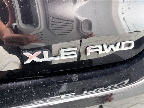Used 2021 Toyota Highlander XLE AWD/4WD image 24