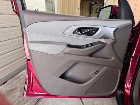 Used 2020 Chevrolet Traverse LT FWD image 23