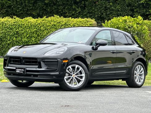Certified 2025 Porsche Macan AWD/4WD image 1