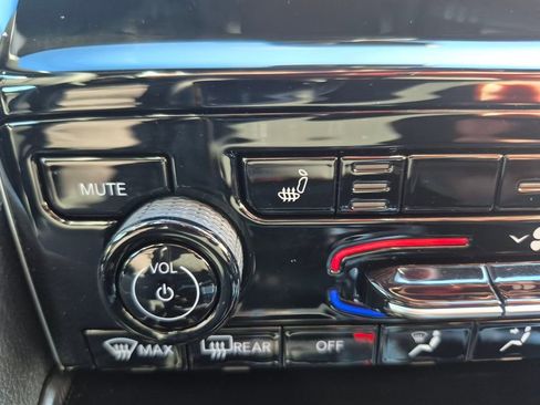 Used 2025 Jeep Grand Cherokee L Laredo image 18