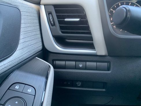 Used 2023 Nissan Rogue SV FWD image 18