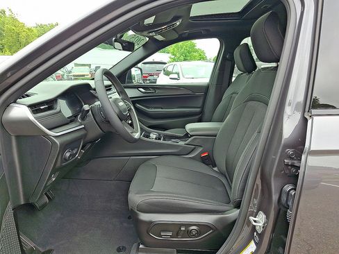 Used 2025 Jeep Grand Cherokee L Laredo AWD/4WD image 3