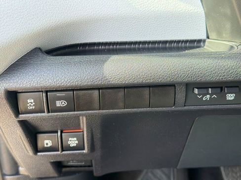 Certified 2025 Toyota Sienna XLE FWD image 28