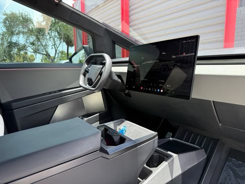 Used 2024 Tesla Cybertruck AWD Crew Cab image 34
