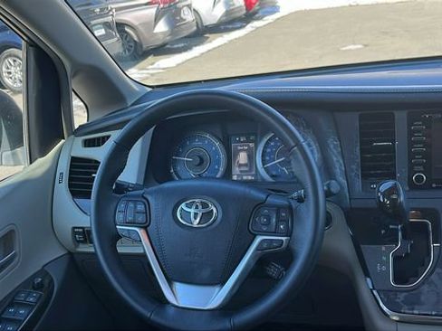 Used 2018 Toyota Sienna XLE w/ XLE Navigation Package image 20