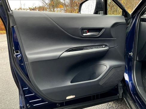 Used 2023 Toyota Venza LE image 20