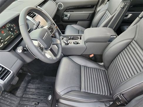 New 2025 Land Rover Discovery S image 3