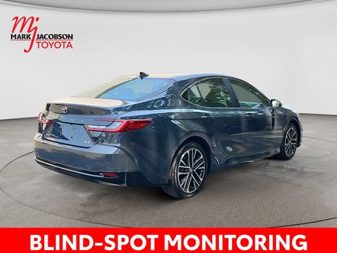 Used 2025 Toyota Camry XLE FWD image 9