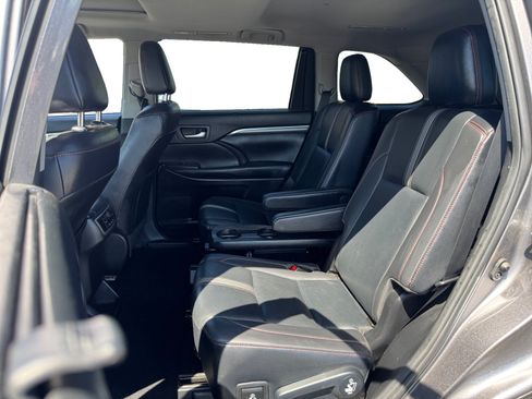 Used 2019 Toyota Highlander SE w/ Carpet Mat Package (TMS) FWD image 13