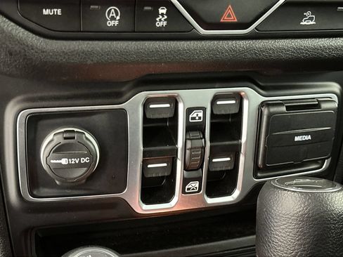 Used 2025 Jeep Gladiator Sport AWD/4WD image 18