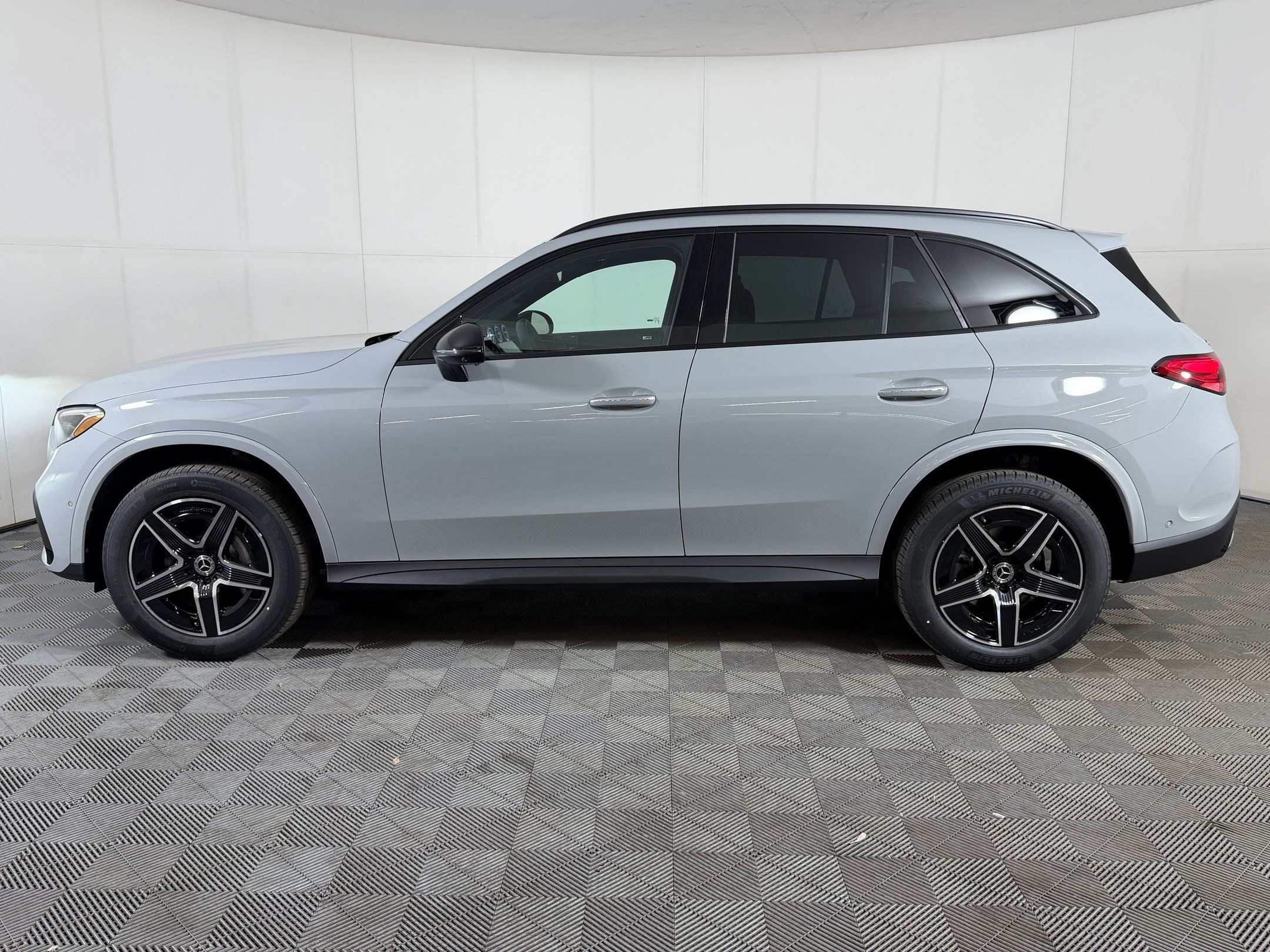 Used 2026 Mercedes-Benz GLC 300 4MATIC image 2
