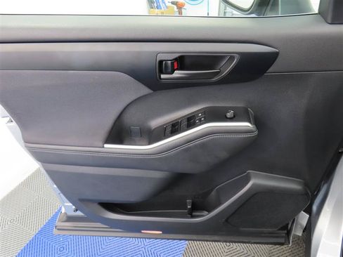 Used 2025 Toyota Highlander LE FWD image 13