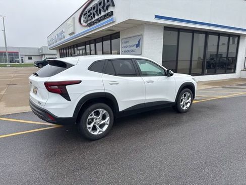 Used 2024 Chevrolet Trax LS w/ LS Convenience Package image 5