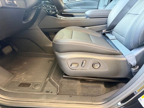 New 2027 Chevrolet Traverse LT w/ LPO, Floor Liner Package FWD image 11