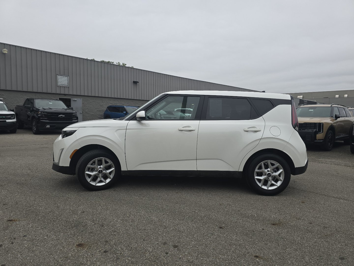Used 2025 Kia Soul LX w/ LX Technology Package FWD image 11