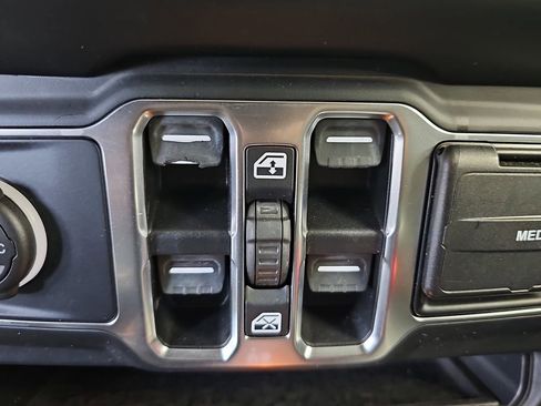 Used 2020 Jeep Wrangler Unlimited Sahara image 25