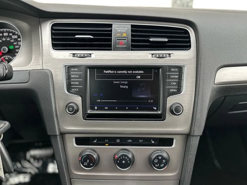 Used 2017 Volkswagen Golf S image 18