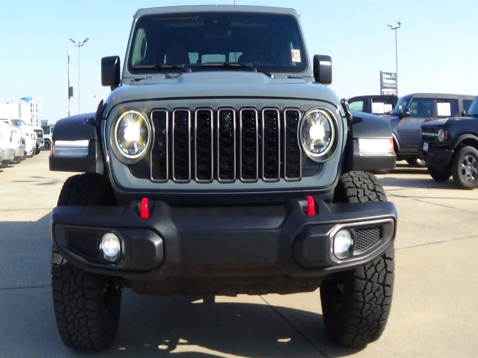 Used 2024 Jeep Gladiator Rubicon w/ Technology Group AWD/4WD image 3
