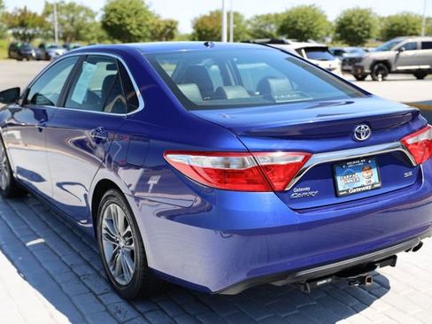 Used 2015 Toyota Camry SE w/ Moonroof Package FWD image 3