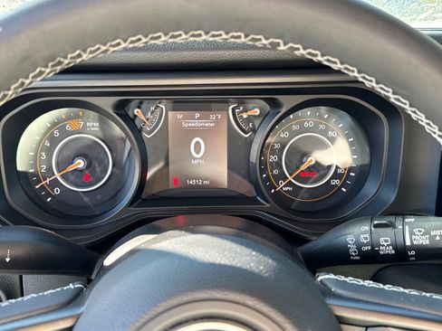 Used 2025 Jeep Wrangler Willys image 29