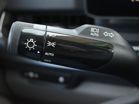 Used 2025 Kia Carnival FWD image 24