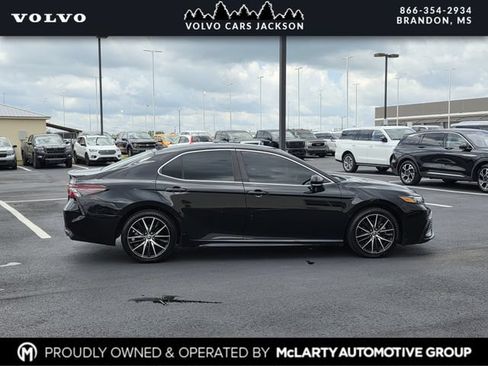 Used 2022 Toyota Camry SE FWD image 3