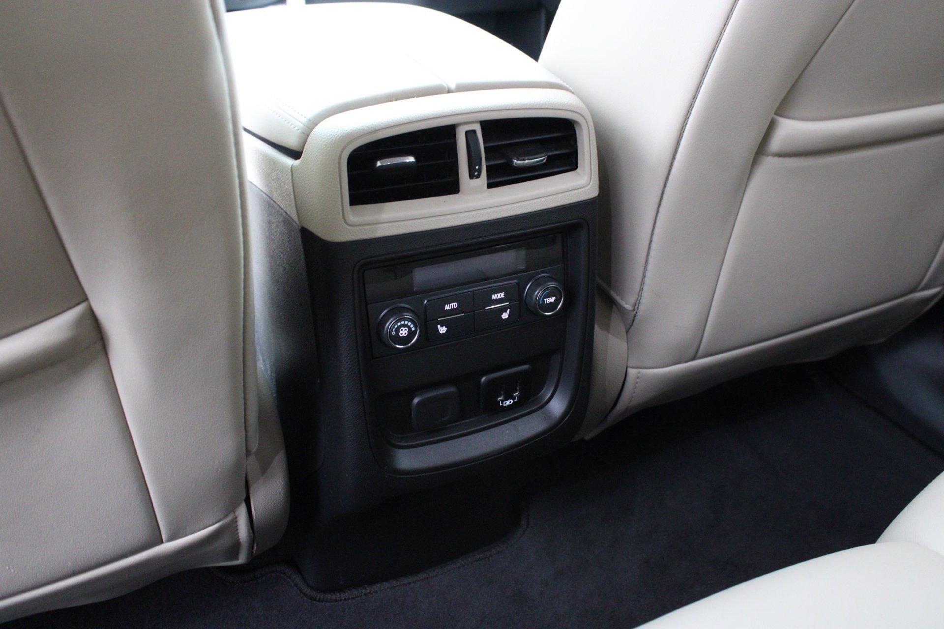 Used 2018 Buick Envision Essence FWD image 19