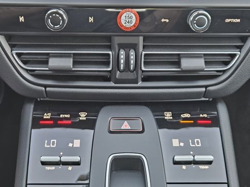 Certified 2025 Porsche Macan image 20