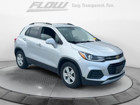Used 2020 Chevrolet Trax LT w/ LT Convenience Package FWD image 1