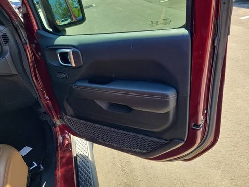 Used 2021 Jeep Gladiator Overland w/ Popular Equipment Package AWD/4WD image 35