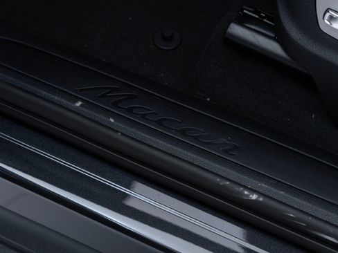 Certified 2025 Porsche Macan image 14