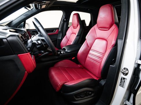 Certified 2025 Porsche Cayenne Turbo AWD/4WD image 5