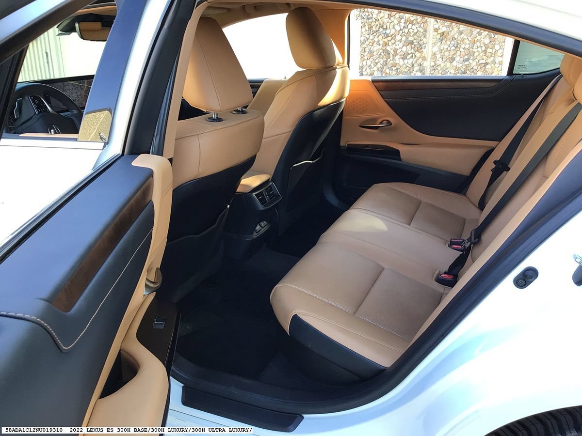 Used 2022 Lexus ES 300h w/ Premium Package FWD image 9