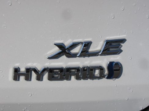 Used 2024 Toyota Sienna XLE FWD image 8