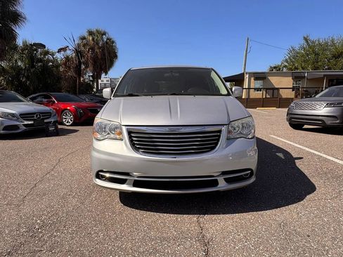 Used 2011 Chrysler Town & Country Touring image 4