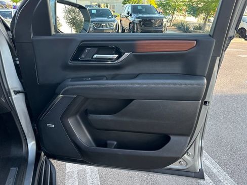 Used 2025 GMC Yukon XL Denali AWD/4WD image 32