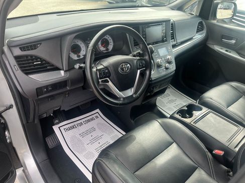 Used 2019 Toyota Sienna SE w/ SE Preferred Package FWD image 10
