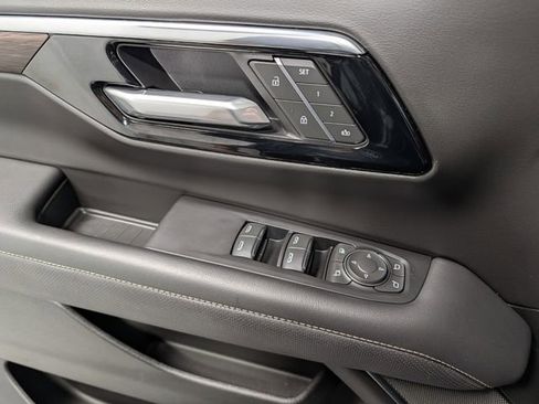 Used 2025 Chevrolet Suburban Premier image 19