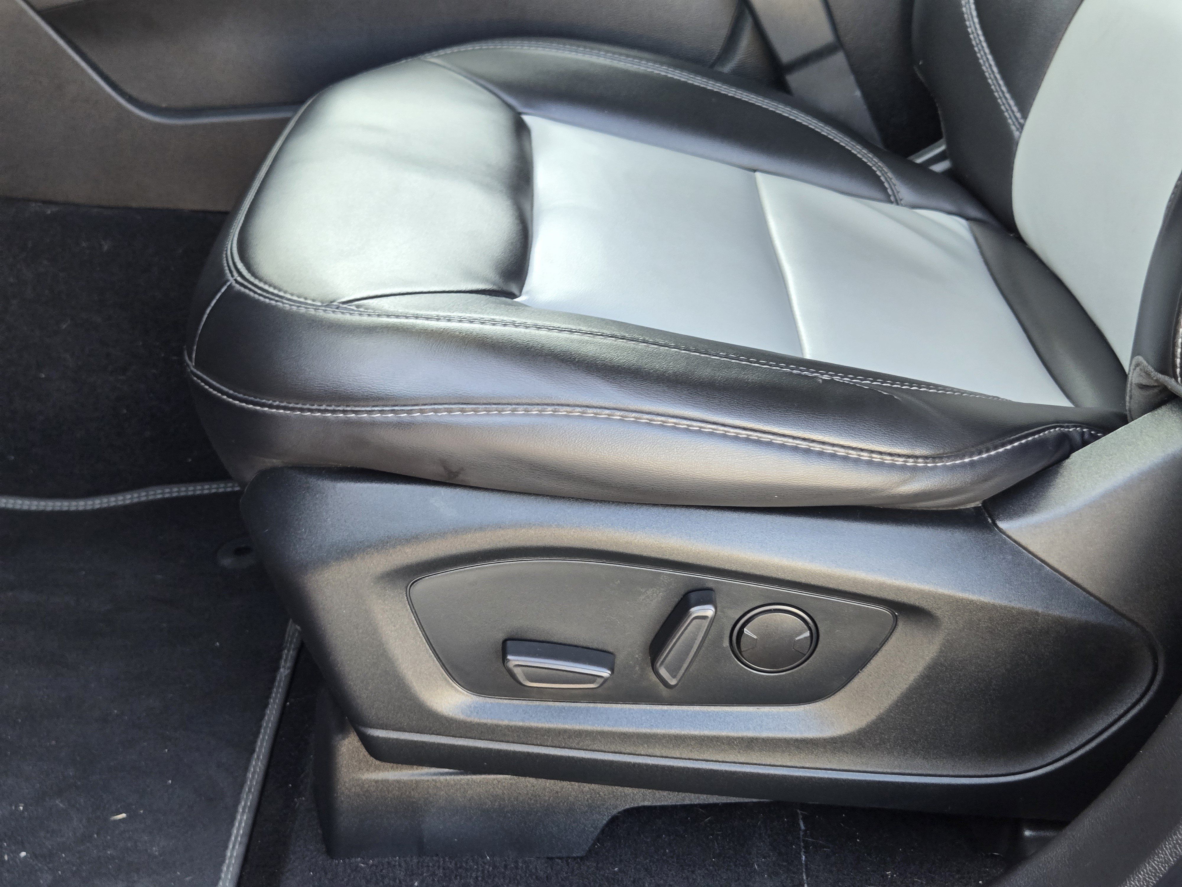 Used 2022 Ford Explorer XLT w/ Equipment Group 202A AWD/4WD image 25