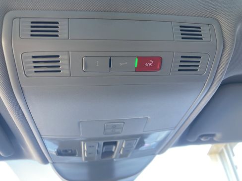 Certified 2025 Volkswagen Taos SE w/ Panoramic Sunroof Package image 27