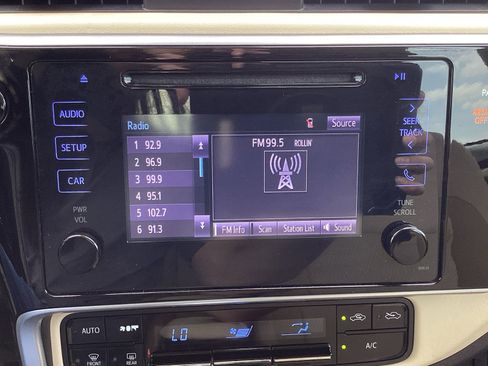 Used 2017 Toyota Corolla LE FWD image 5