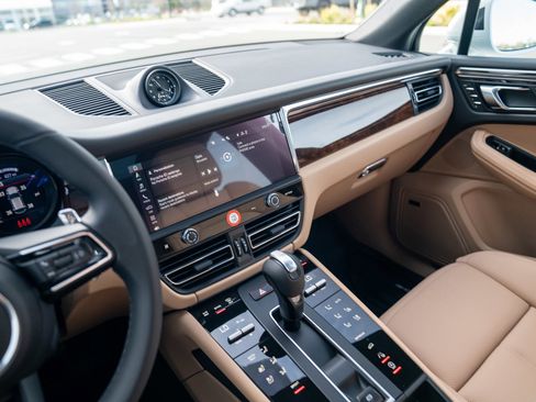 New 2026 Porsche Macan image 16