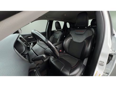 Used 2020 Jeep Cherokee Trailhawk w/ Cold Weather Group AWD/4WD image 24