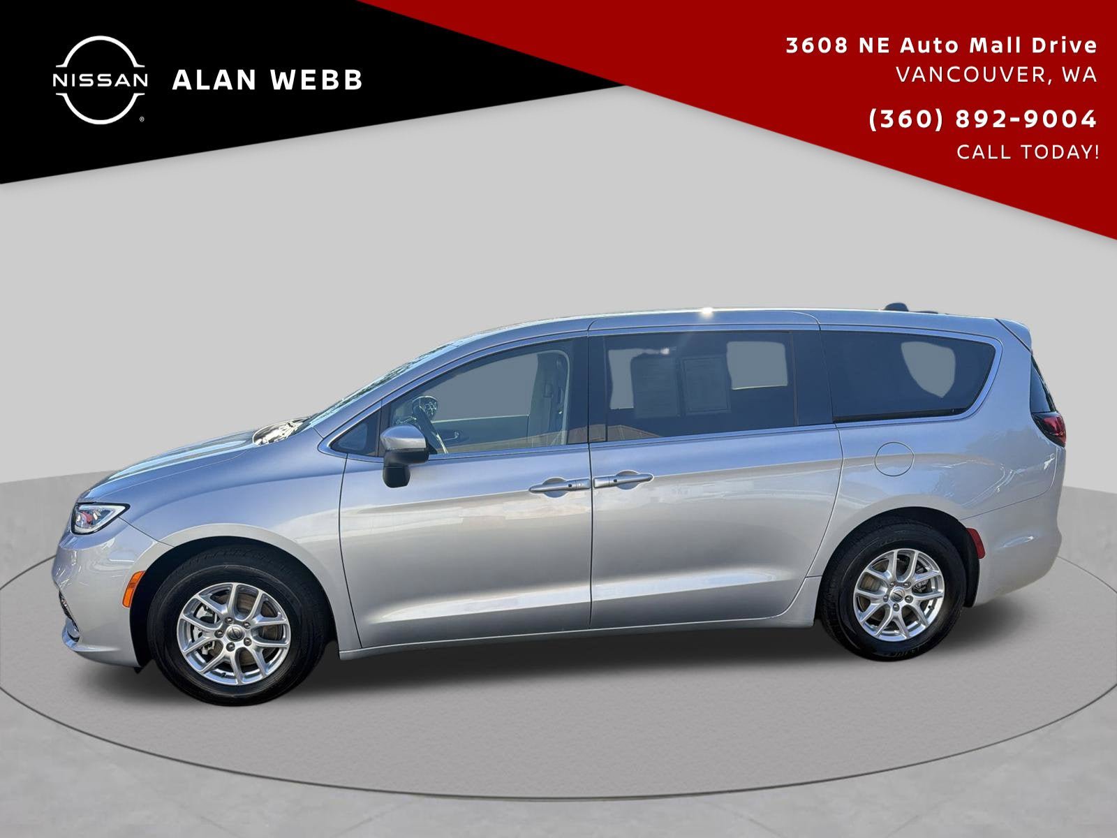 Used 2023 Chrysler Pacifica Touring-L FWD image 7