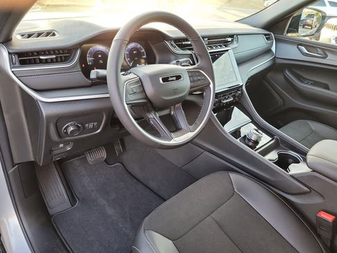 New 2025 Jeep Grand Cherokee 4WD image 17