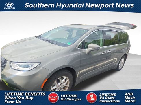 Used 2022 Chrysler Pacifica Touring-L image 1