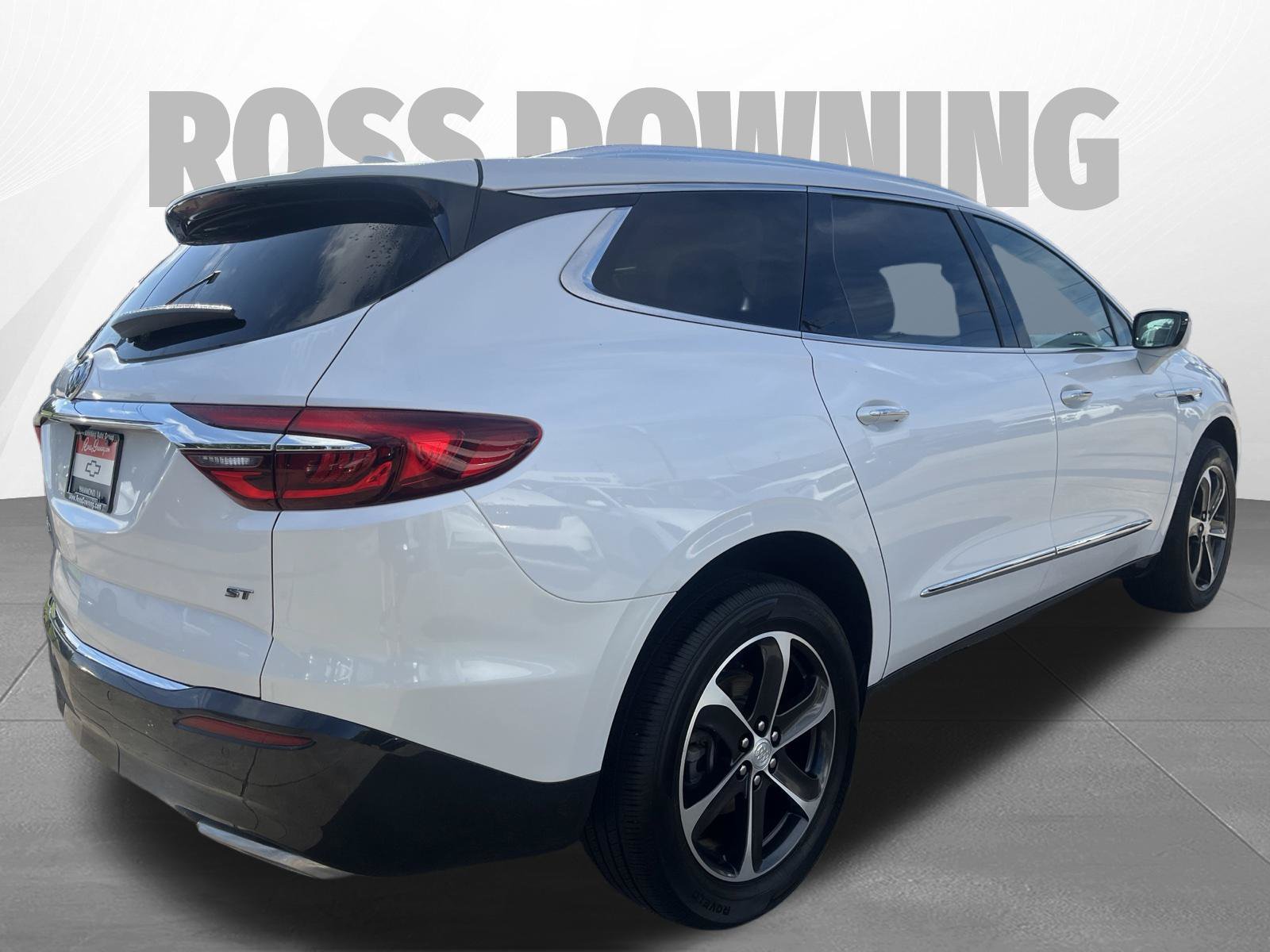 Used 2021 Buick Enclave Essence w/ Sport Touring Edition FWD image 4