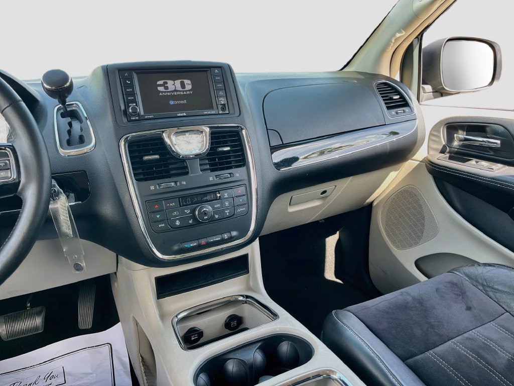 Used 2014 Chrysler Town & Country Touring-L FWD image 21