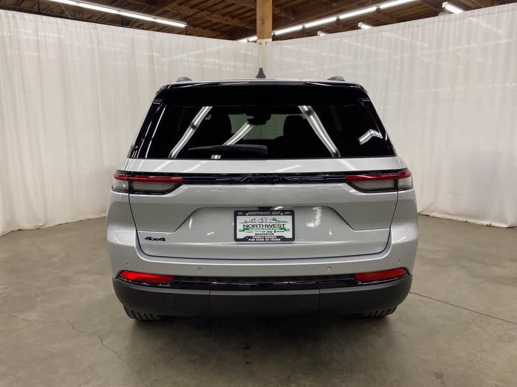 Used 2023 Jeep Grand Cherokee Altitude AWD/4WD image 5